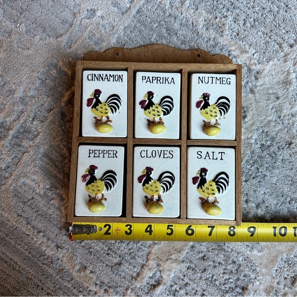 Vintage 1950s Wall Mount Spice Rack Set Wood Frame Retro Rooster Spice Jars - Picture 4 of 8